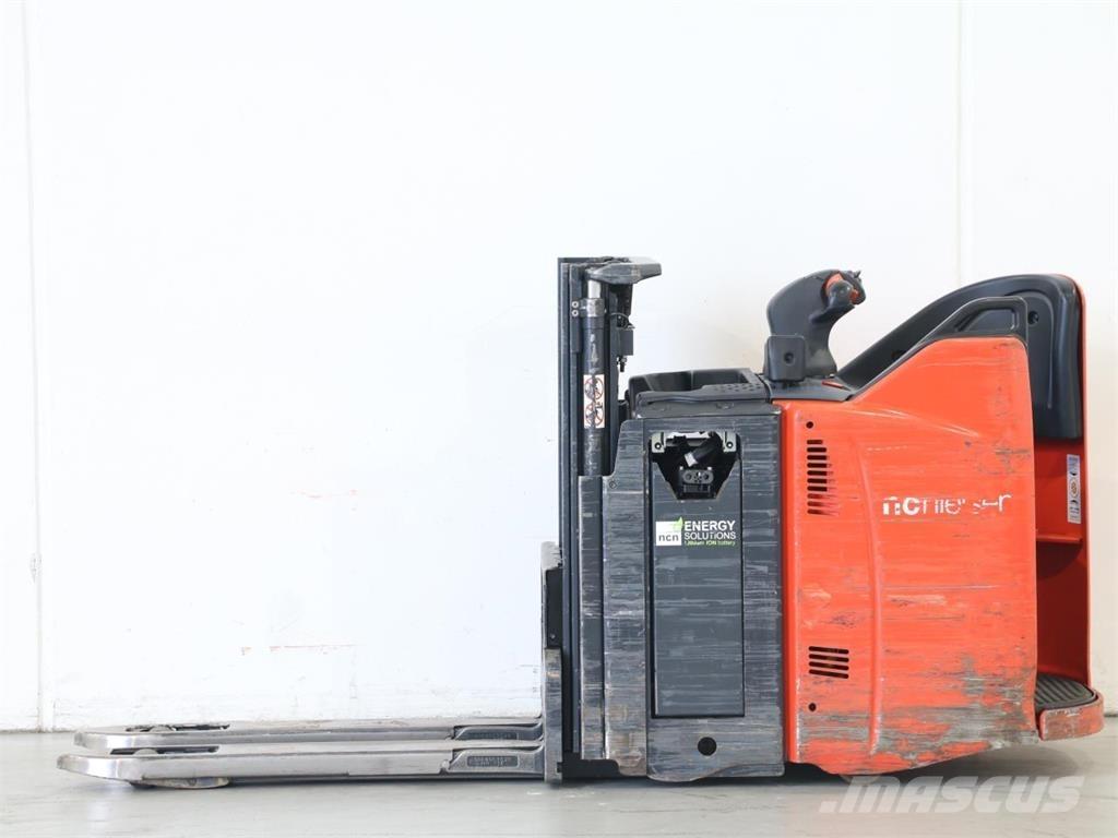 Linde D12SP/133-01 Meeloop stapelaar