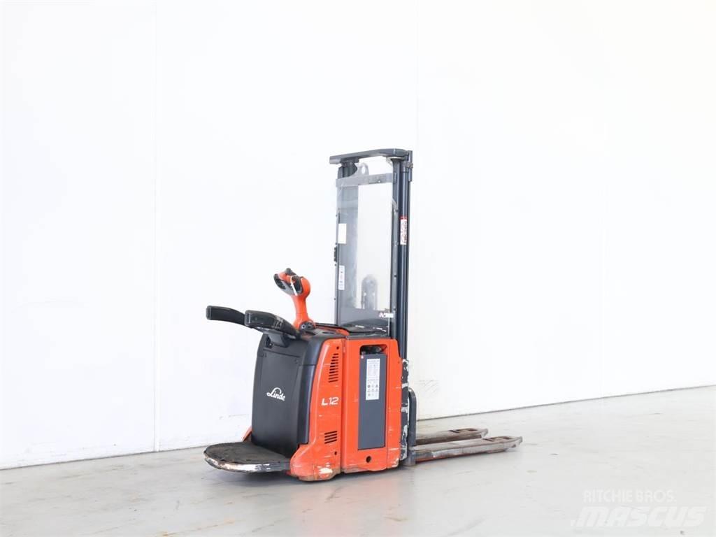 Linde L12LAP/133 Meeloop stapelaar