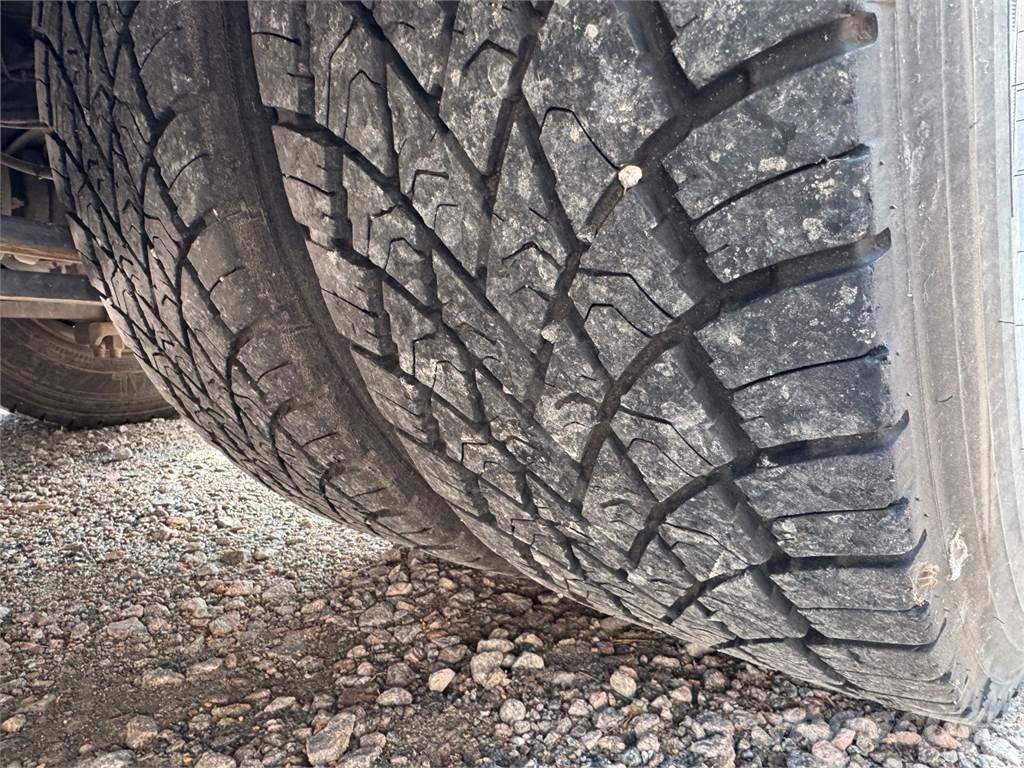Renault Premium Vlakke laadvloer met kraan