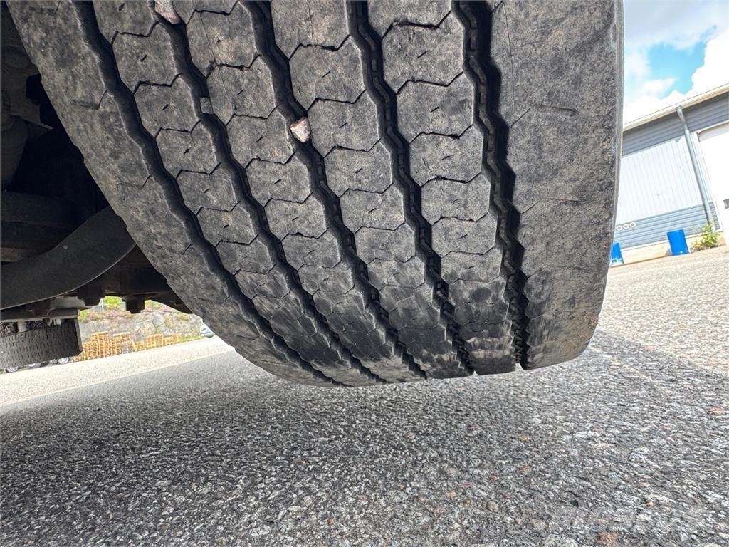 Scania P370 Vlakke laadvloer met kraan