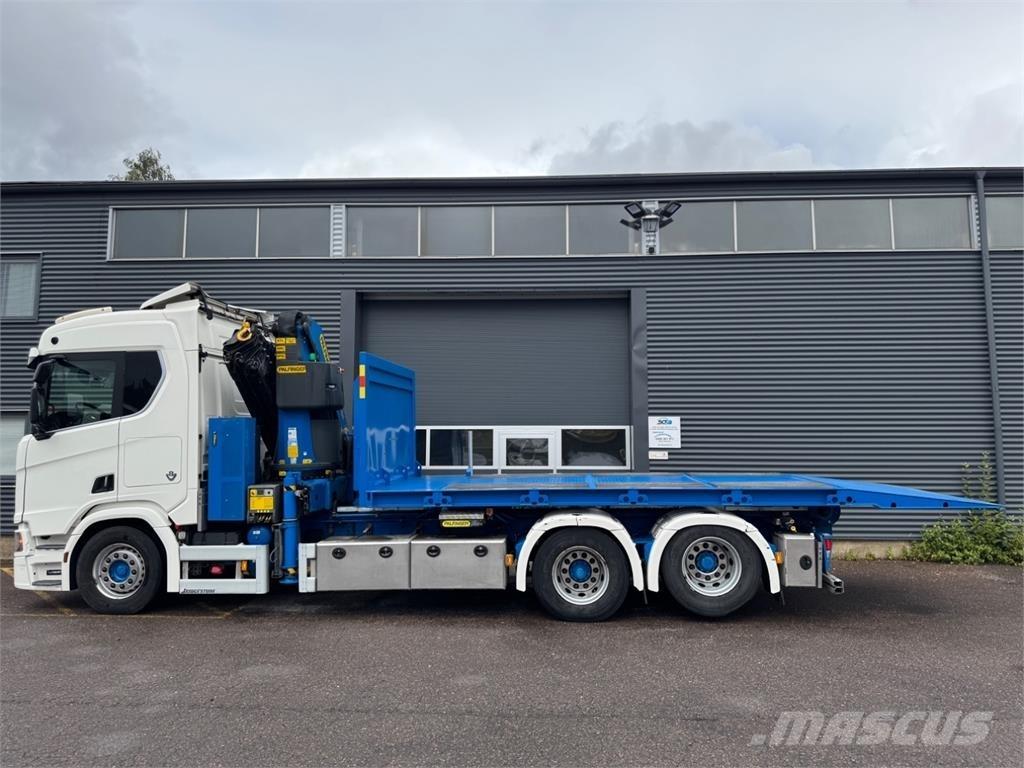 Scania R580 6X2 Vlakke laadvloer met kraan