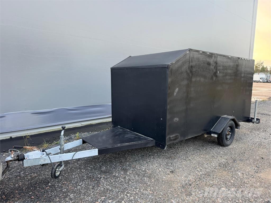  Umpiperäkärry Aanhangwagens