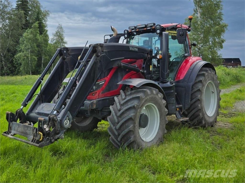 Valtra T144 Versu Tractoren