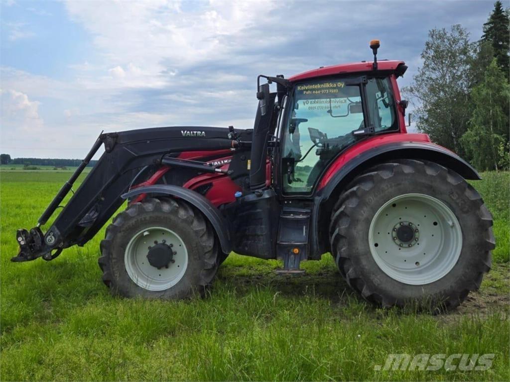 Valtra T144 Versu Tractoren