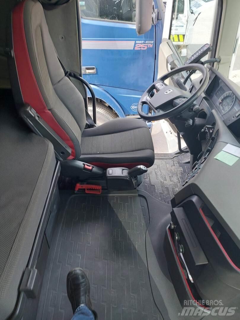 Volvo FH500 8x4 Vrachtwagen met containersysteem