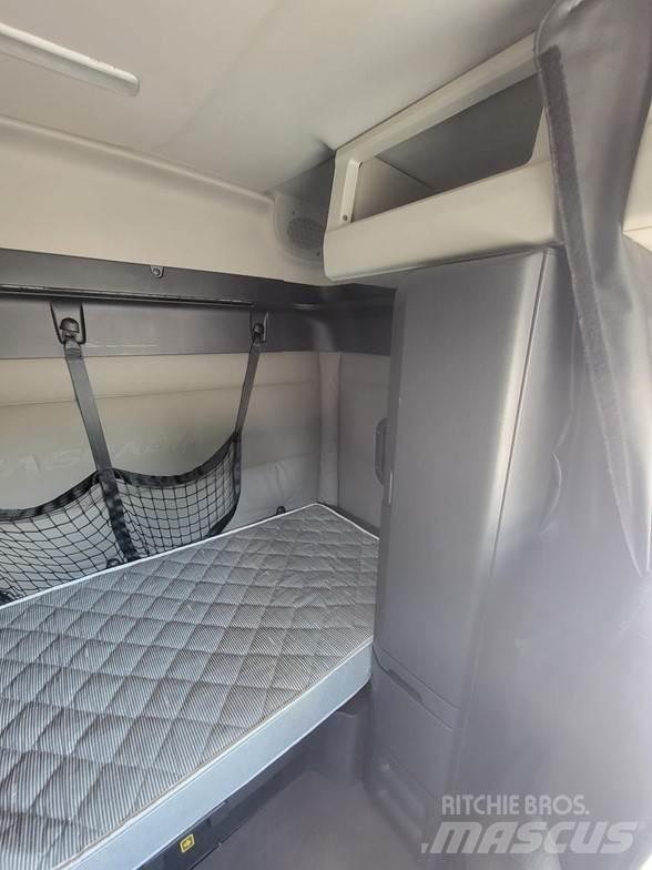 Freightliner CASCADIA 116 Trekkers