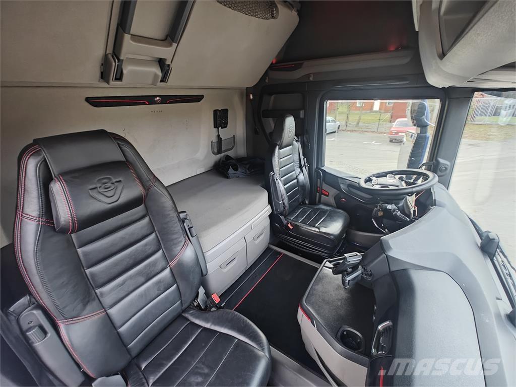 Scania R650 Vrachtwagen met containersysteem