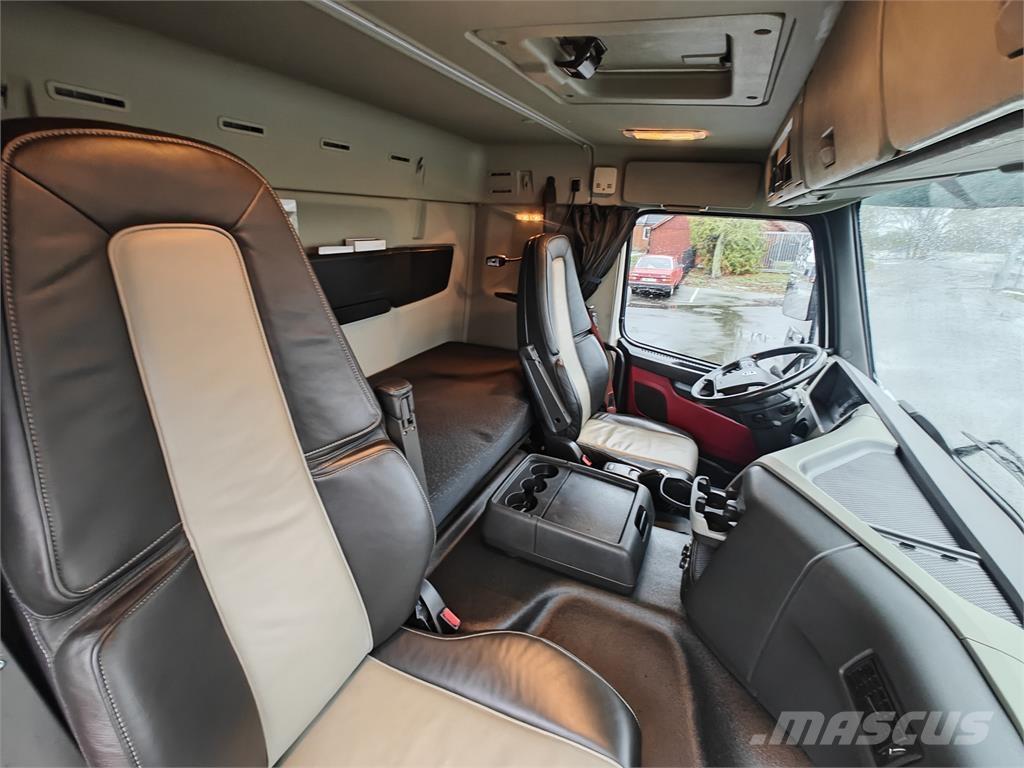 Volvo FM330 Bakwagens met gesloten opbouw