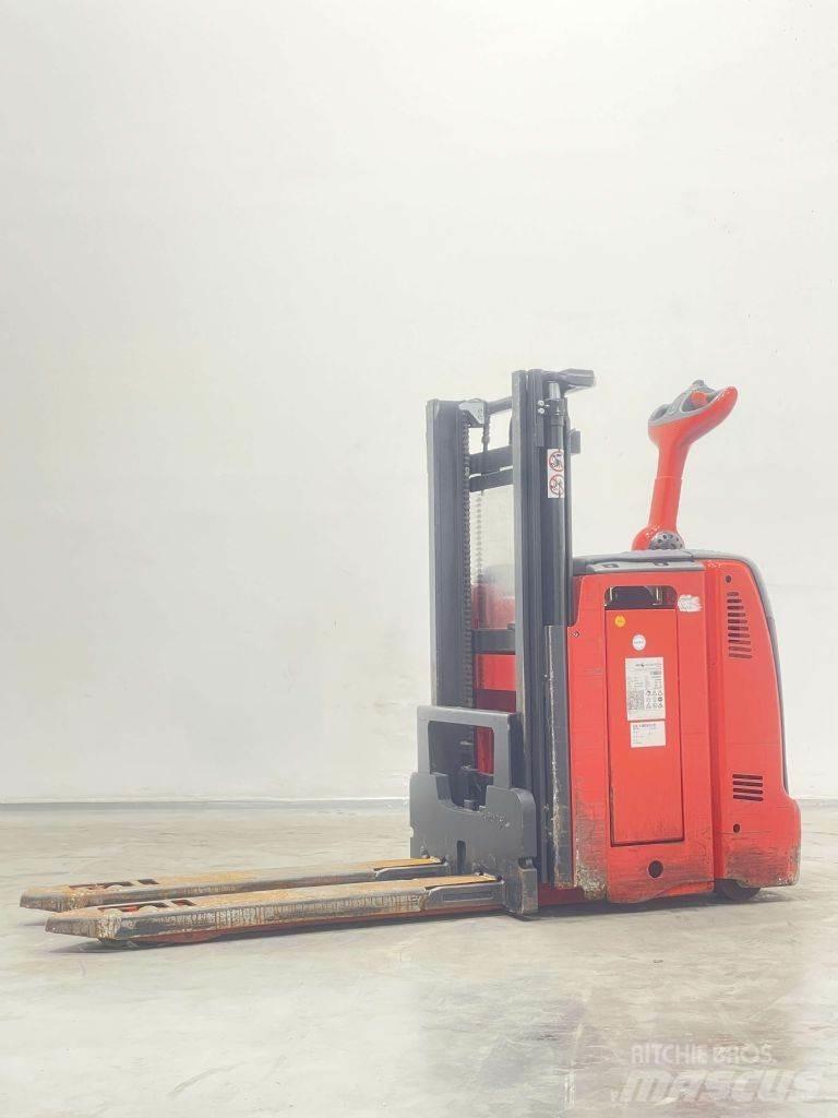 Linde D12-133 Meeloop stapelaar