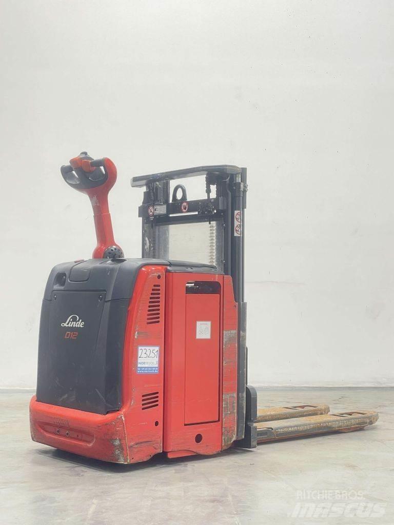 Linde D12-133 Meeloop stapelaar