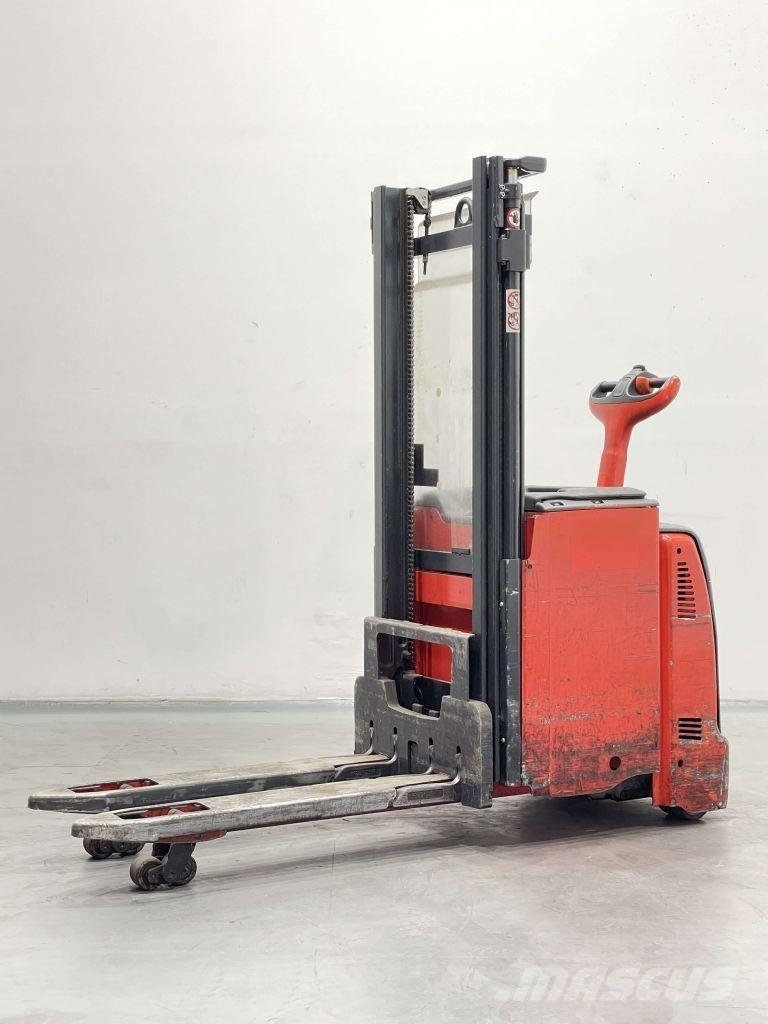 Linde D12-133 Meeloop stapelaar