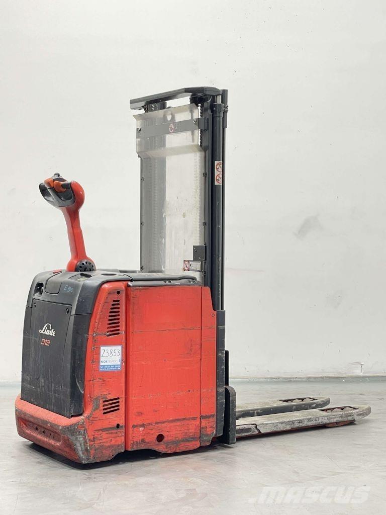 Linde D12-133 Meeloop stapelaar