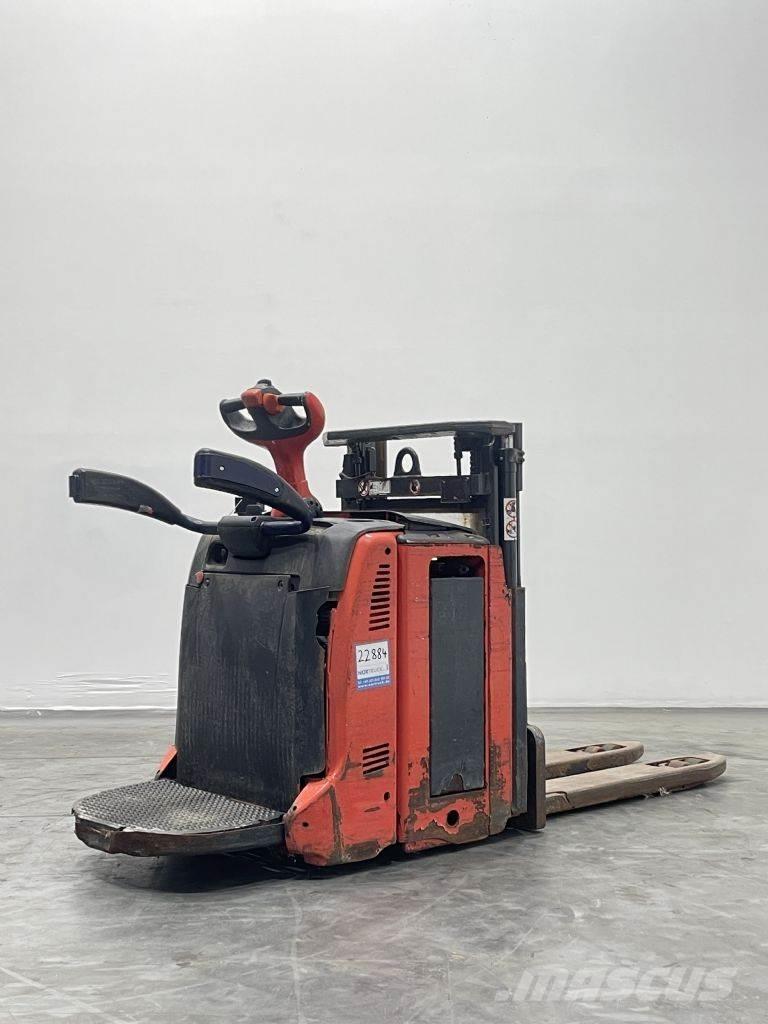 Linde D12AP-133 Meeloop stapelaar