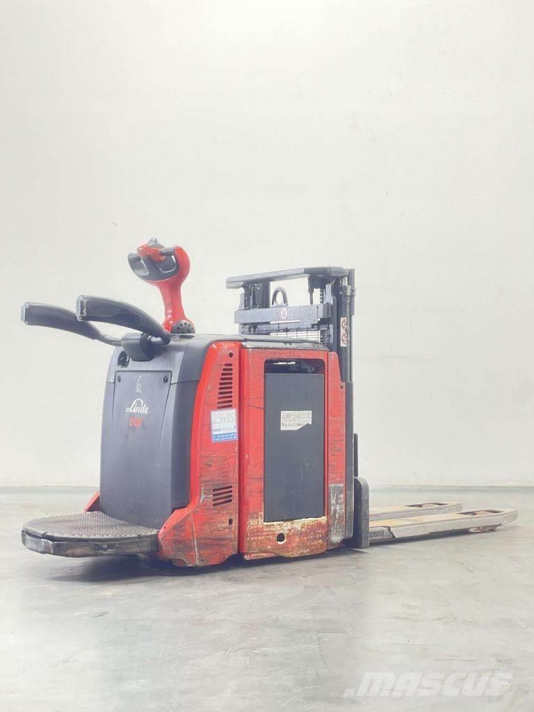 Linde D12AP-133 Meeloop stapelaar