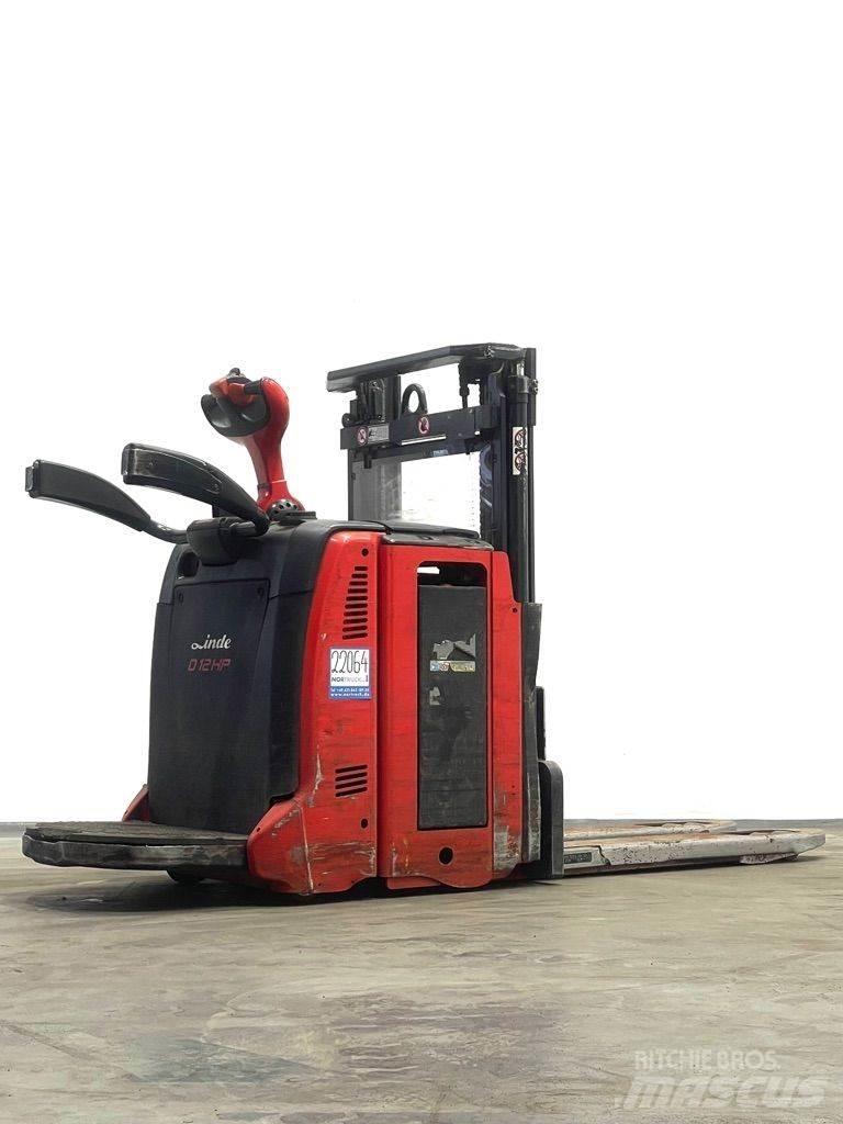 Linde D12HPAP-133 Meeloop stapelaar