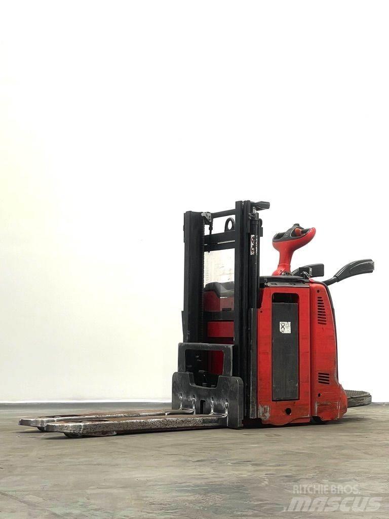 Linde D12HPAP-133 Meeloop stapelaar