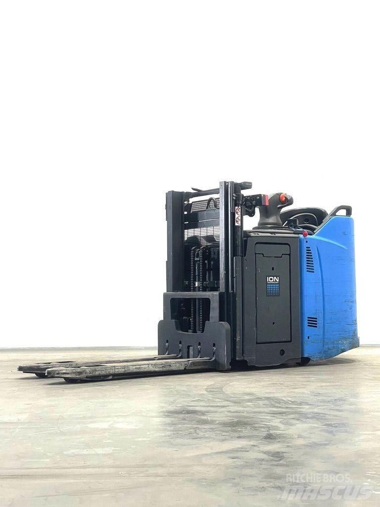 Linde D12HPSP-133 Meeloop stapelaar