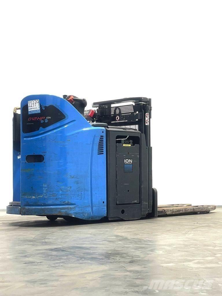 Linde D12HPSP-133 Meeloop stapelaar