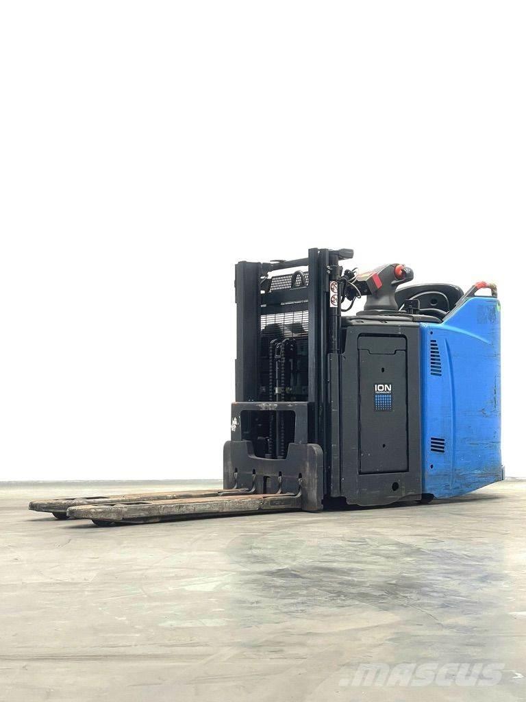 Linde D12HPSP-133 Meeloop stapelaar