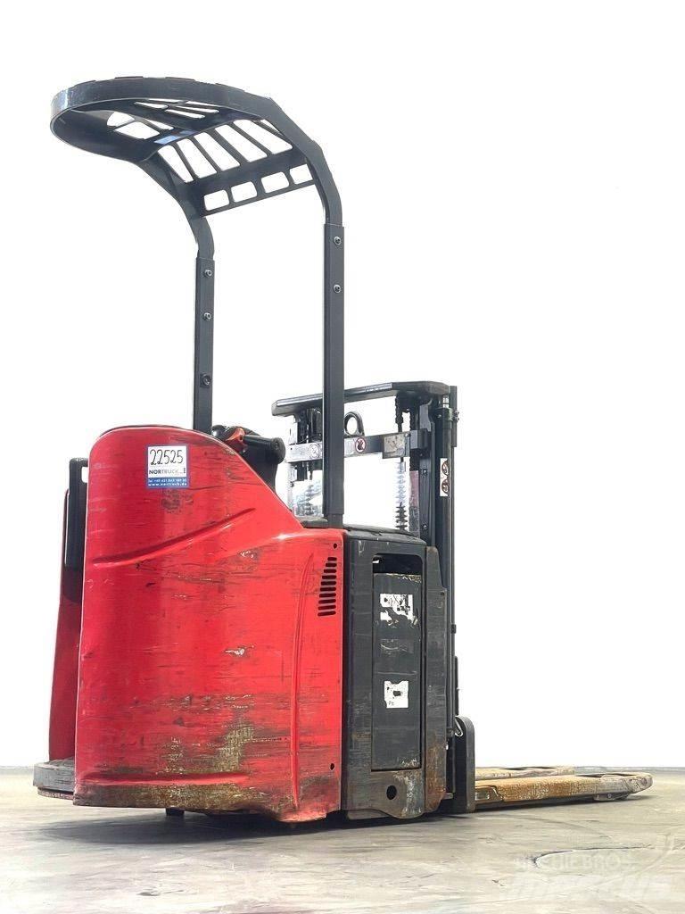 Linde D12HPSP-133 Meeloop stapelaar