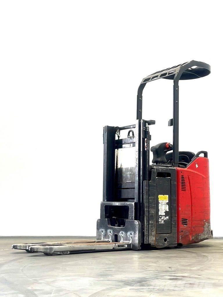 Linde D12HPSP-133 Meeloop stapelaar