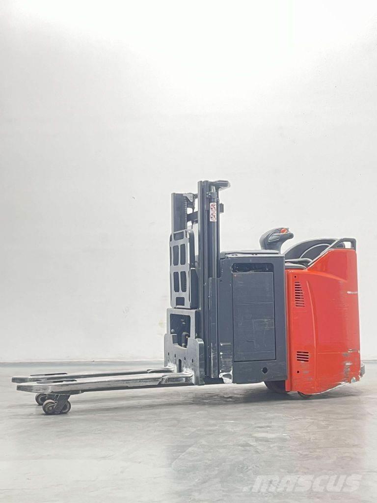 Linde D12HPSP-133 Meeloop stapelaar