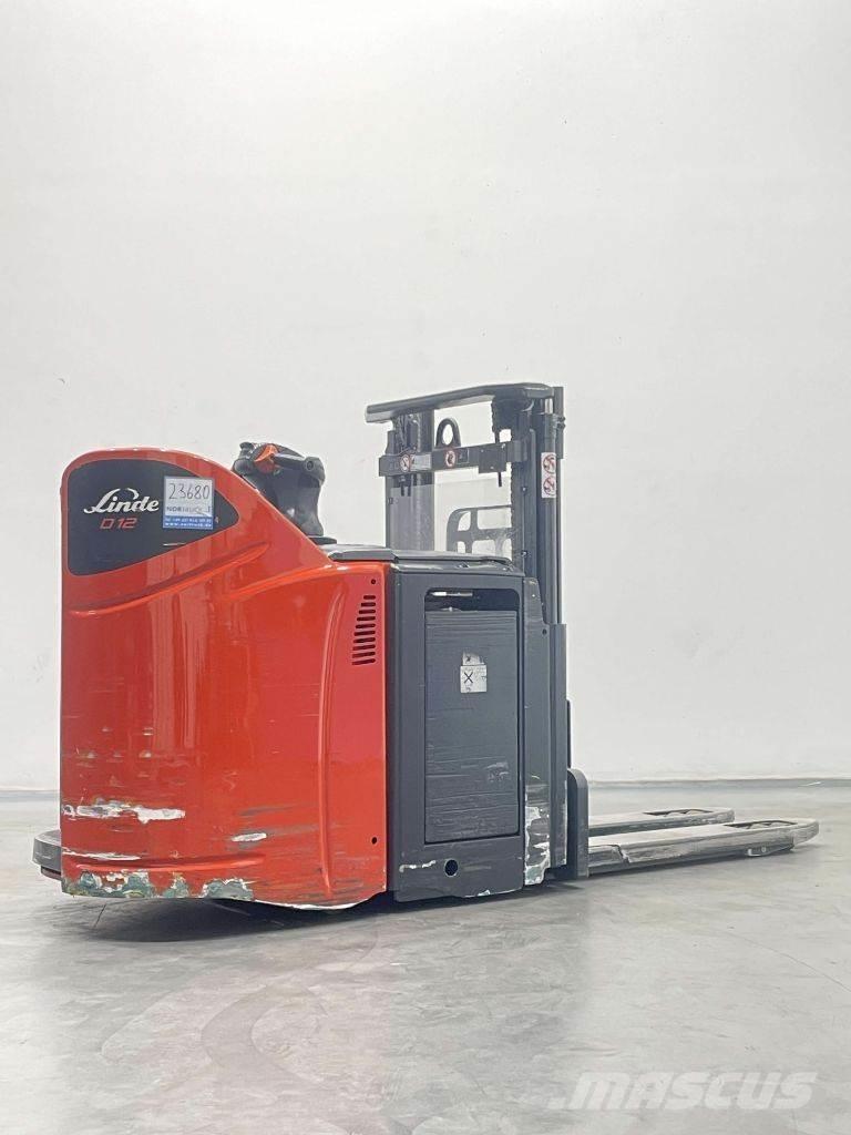 Linde D12HPSP-133 Meeloop stapelaar