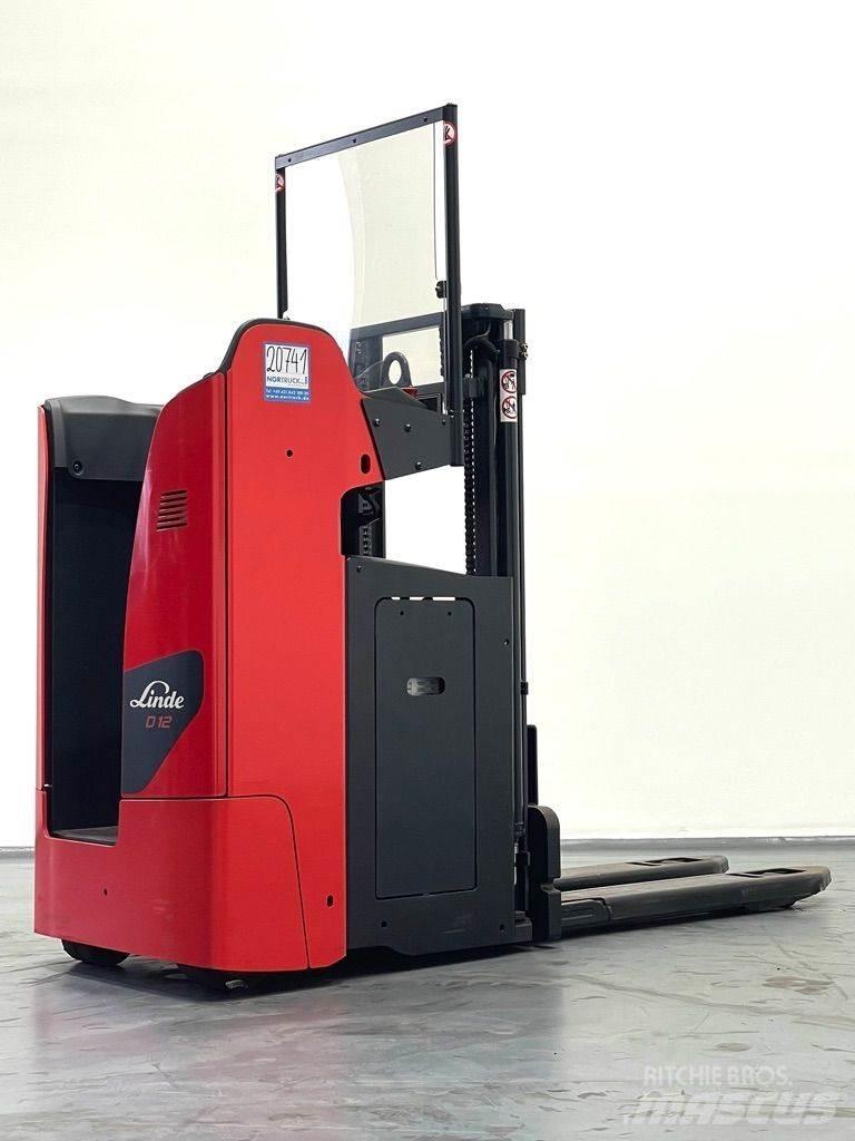Linde D12SF-1164 Meeloop stapelaar