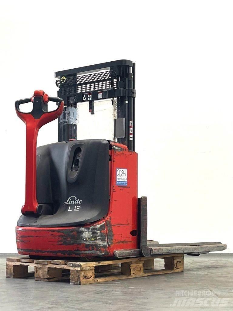 Linde L12-1172 Meeloop stapelaar
