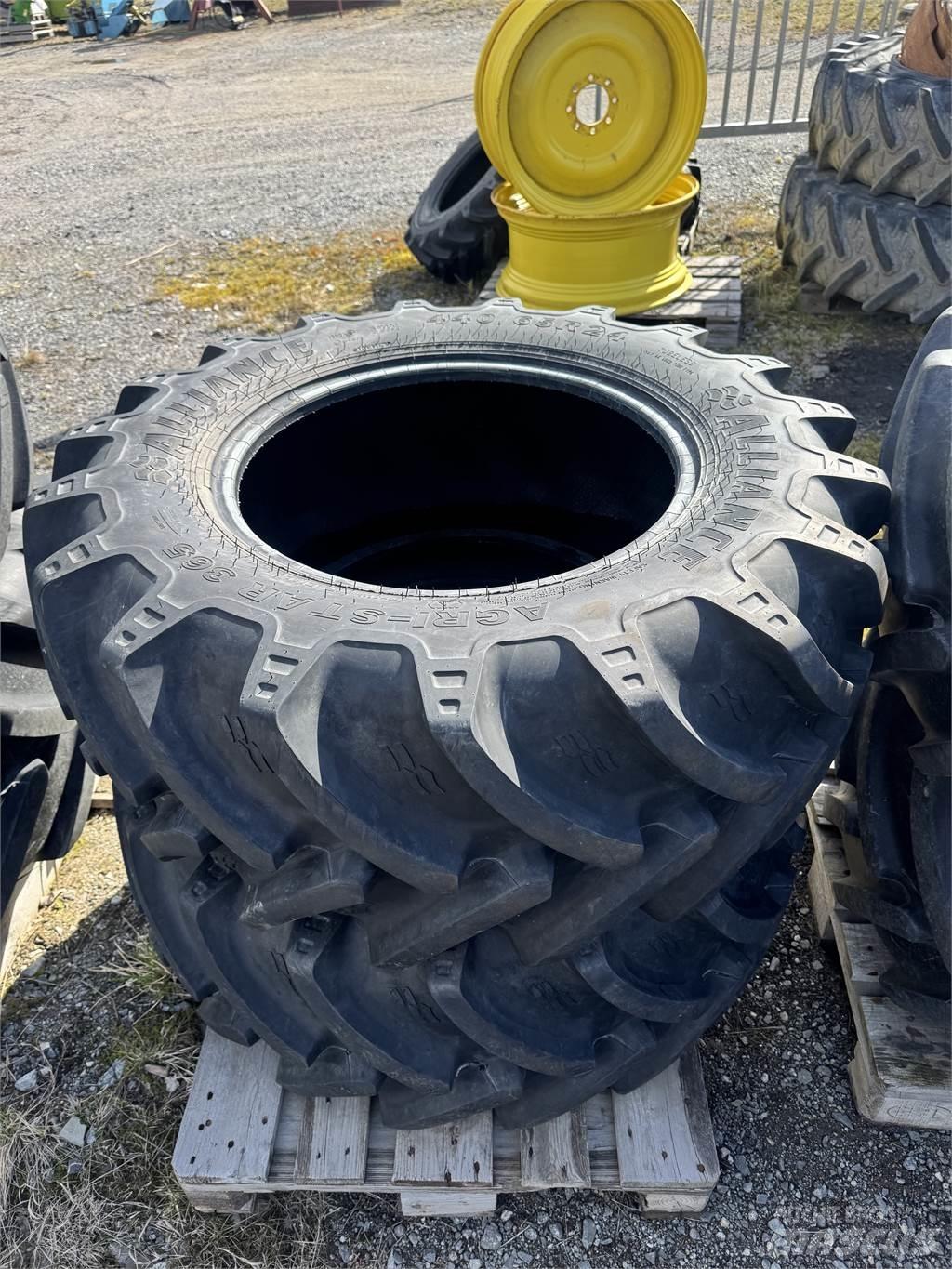  2st Alliance 440/65R24 Banden, wielen en velgen