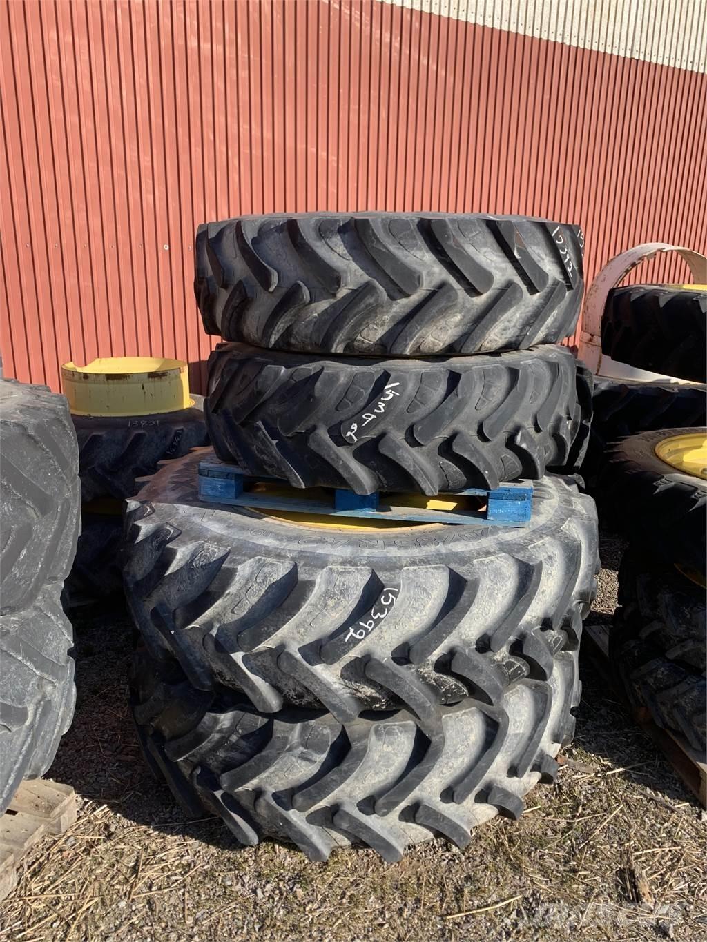  520/85x42, 420/85x30 Banden, wielen en velgen