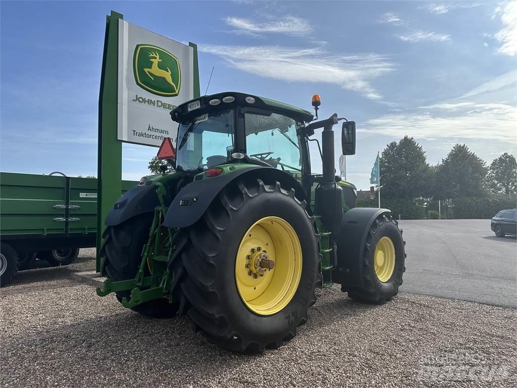 John Deere 6215R Tractoren
