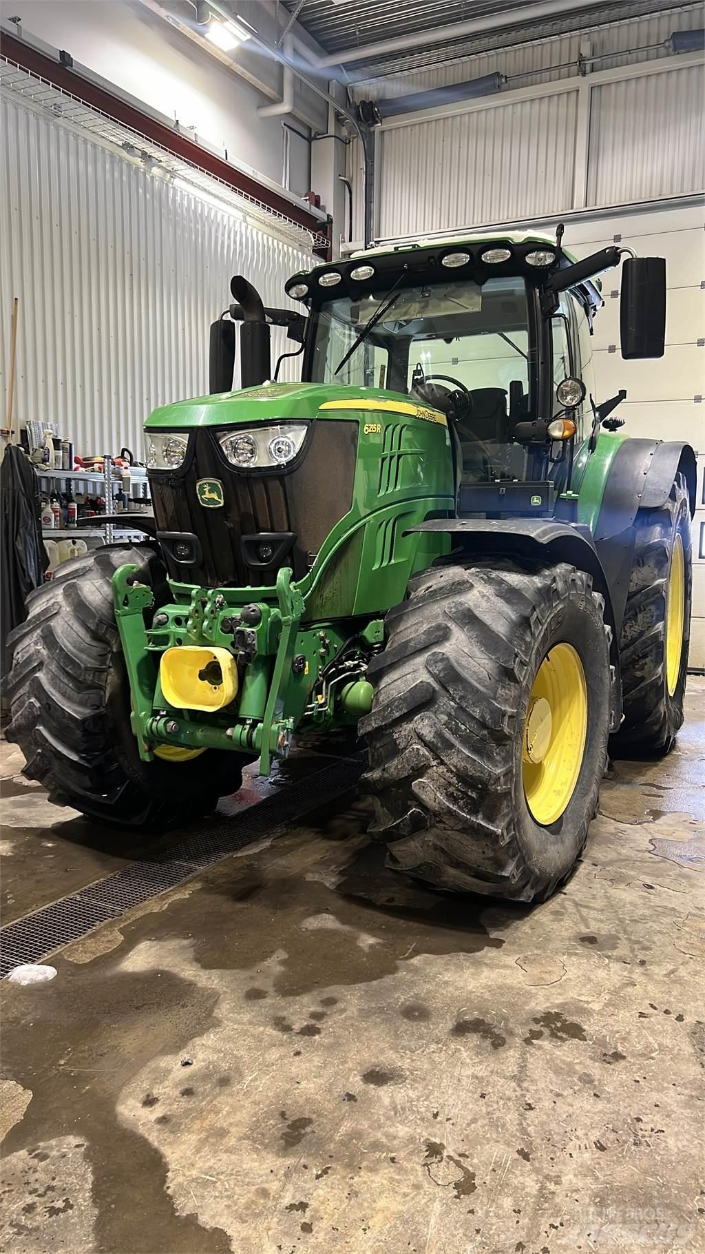 John Deere 6215R Tractoren