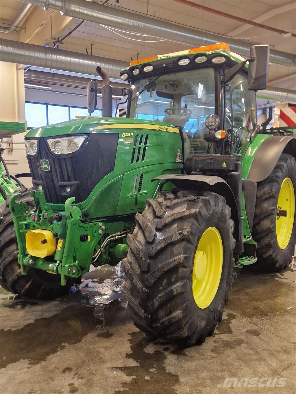 John Deere 6215R Tractoren
