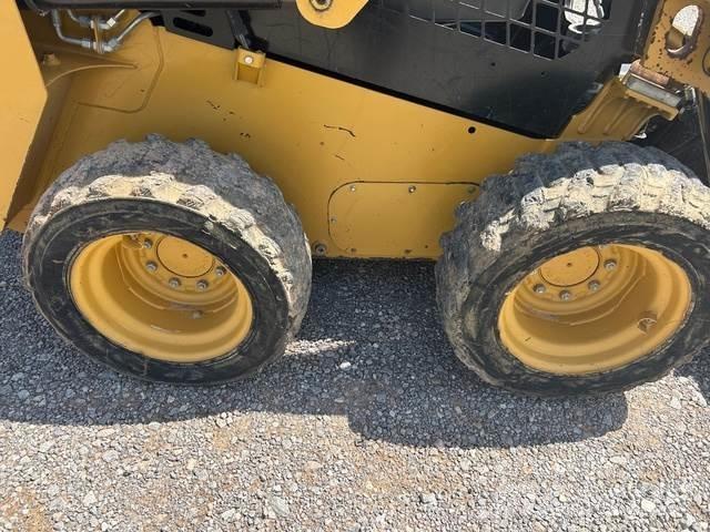 CAT 232D Banden, wielen en velgen