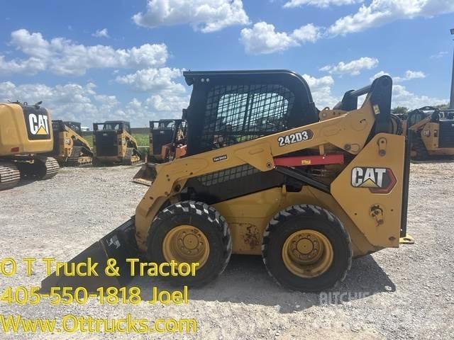CAT 242D3 Banden, wielen en velgen