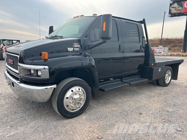 GMC C5500 Vrachtwagen met vlakke laadvloer en lier