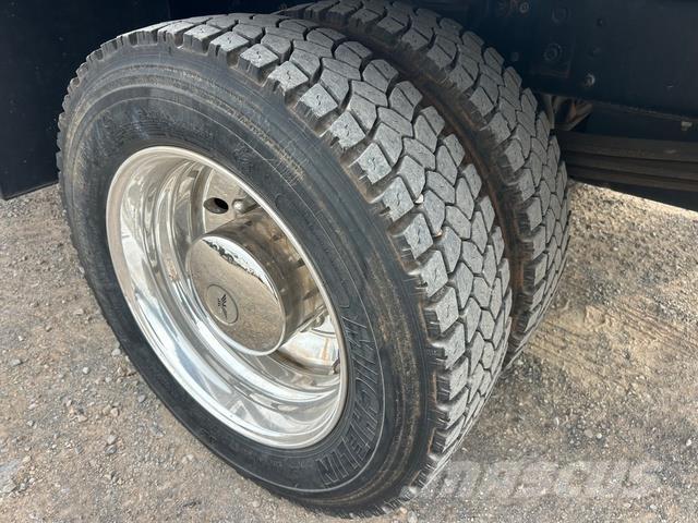 GMC C5500 Vrachtwagen met vlakke laadvloer en lier