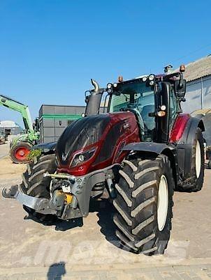 Valtra T174 VERSU Tractoren