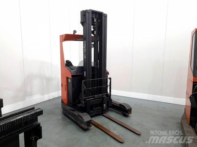 BT RRE140 WIDE LEG Reachtruck voor hoog niveau