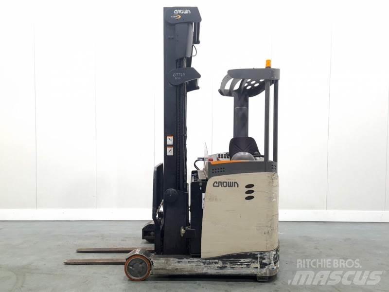 Crown ESR5000-14 OPT3 Reachtruck voor hoog niveau
