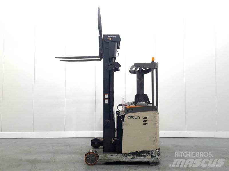 Crown ESR5000-14 OPT3 Reachtruck voor hoog niveau