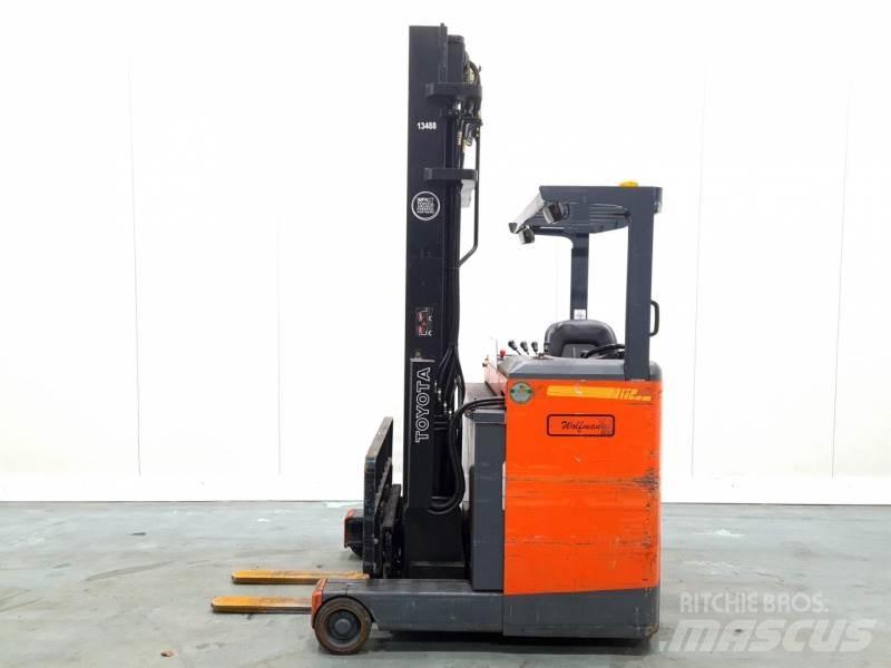 Toyota 6FBRE-12 Reachtruck voor hoog niveau