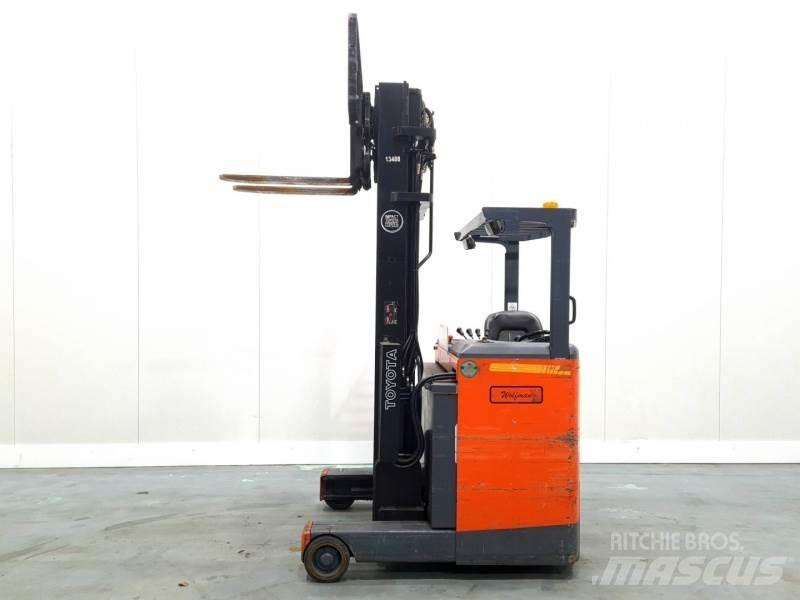 Toyota 6FBRE-12 Reachtruck voor hoog niveau