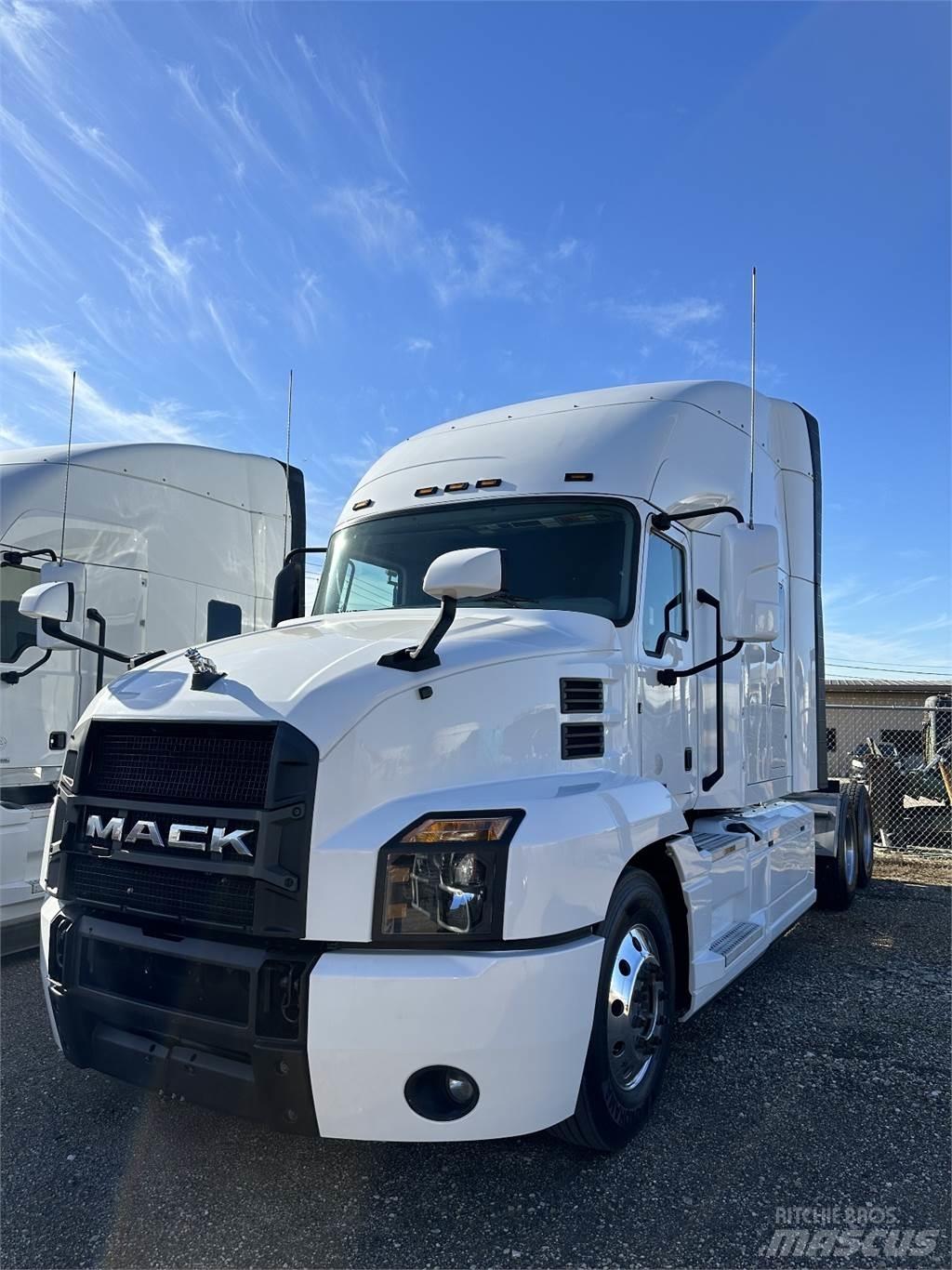 Mack ANTHEM Trekkers