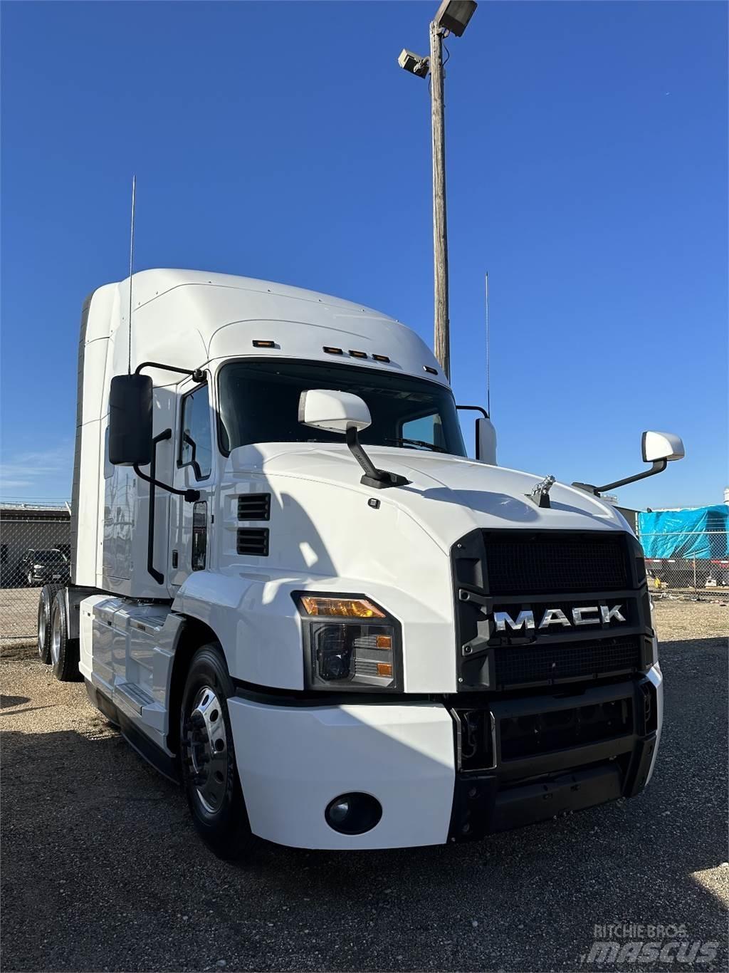 Mack ANTHEM Trekkers