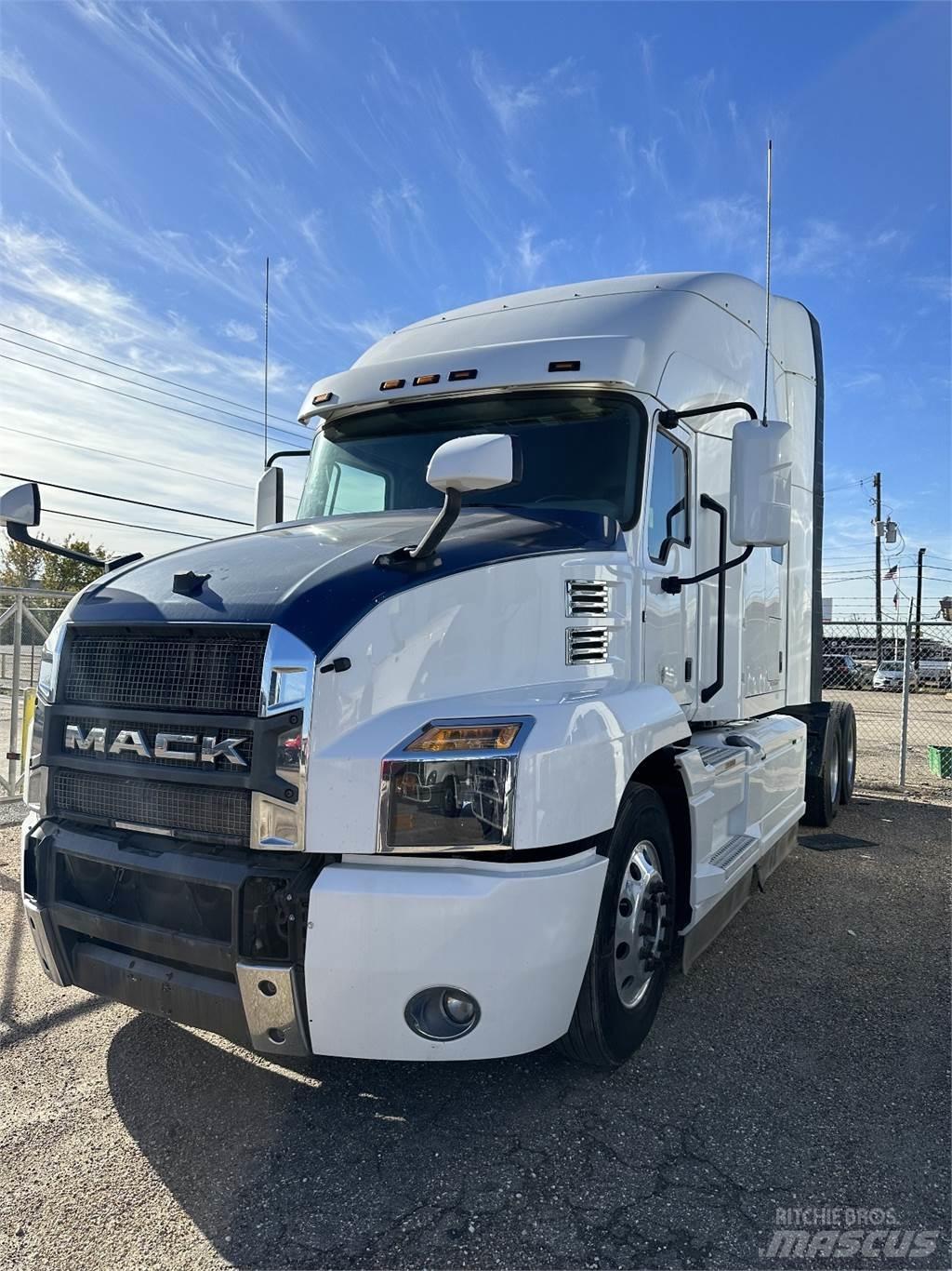 Mack ANTHEM Trekkers