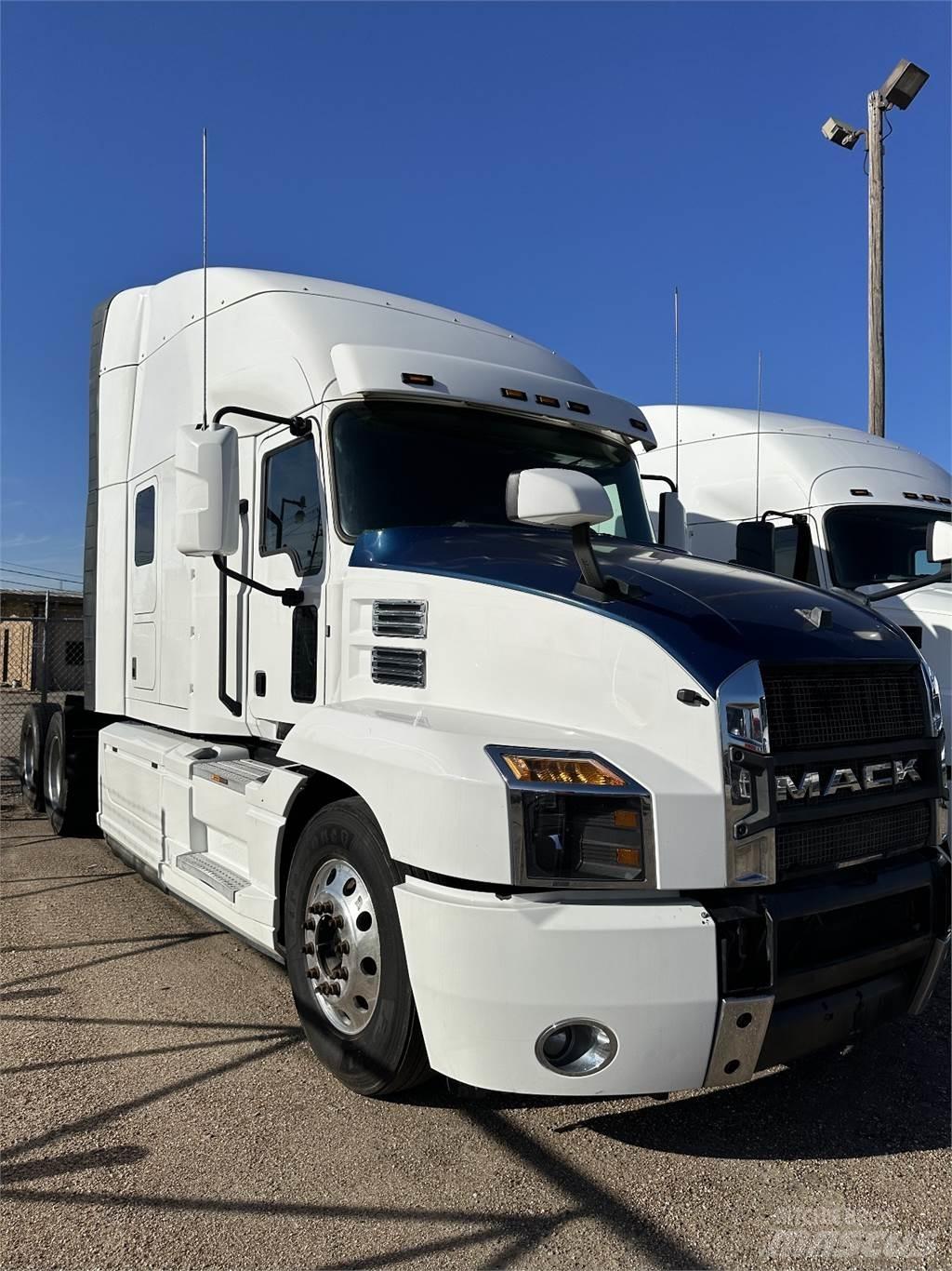Mack ANTHEM Trekkers