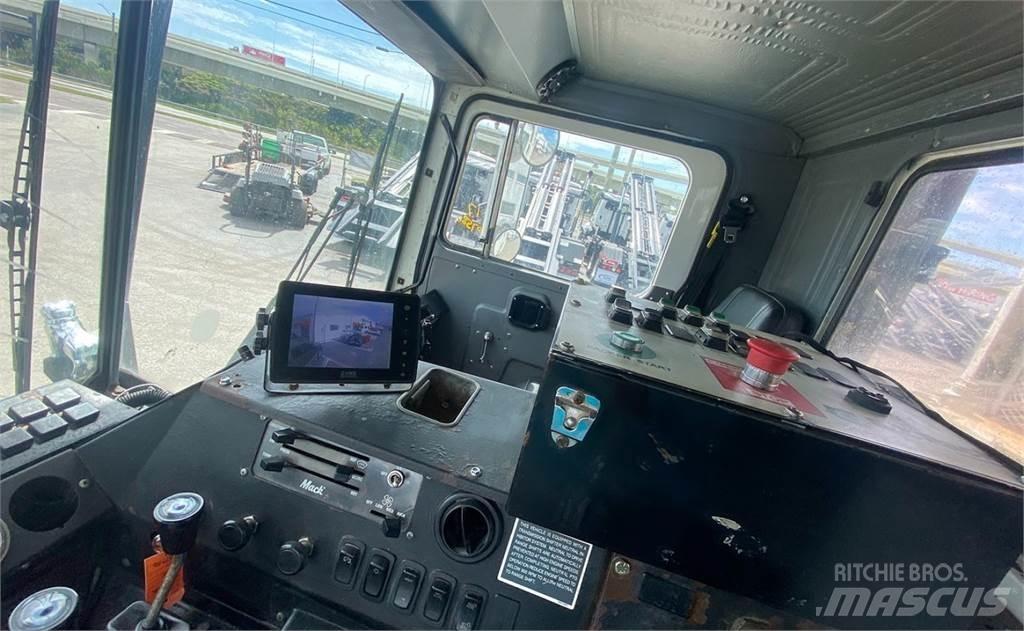 Mack MR688S Vuilniswagens