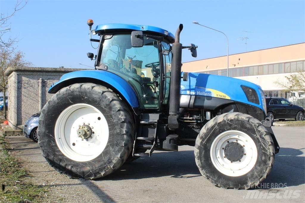 New Holland T7030 Tractoren